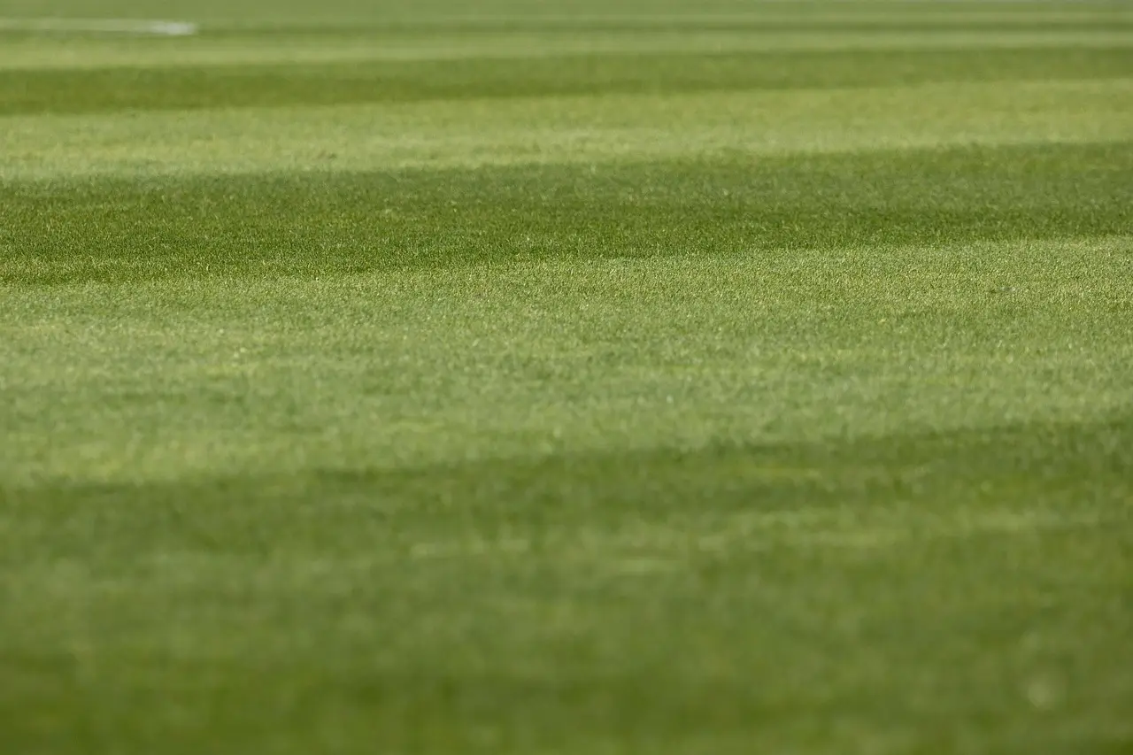 Tæt drama, sene udligninger og en målløs duel: Overblik over Liga Premier Serie B 25/26 – Runde 7