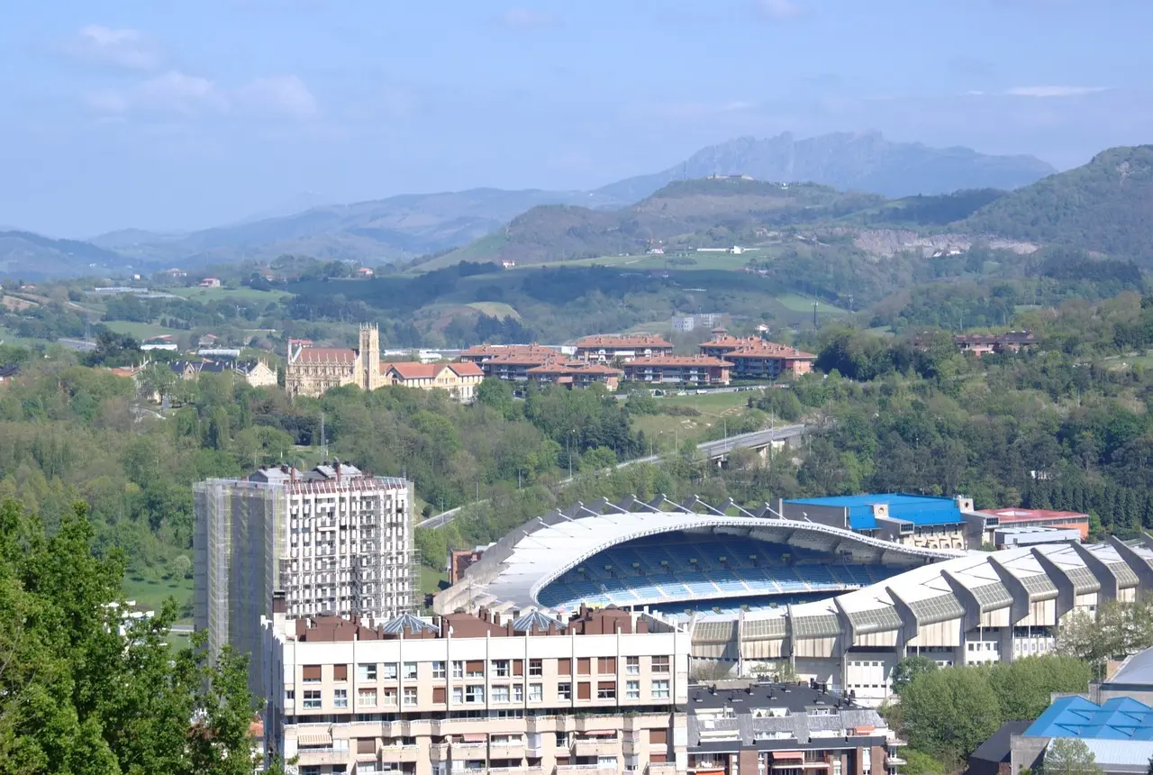 Hvilket kvarter bør jeg bo i nærheden af Estadio BBVA?
